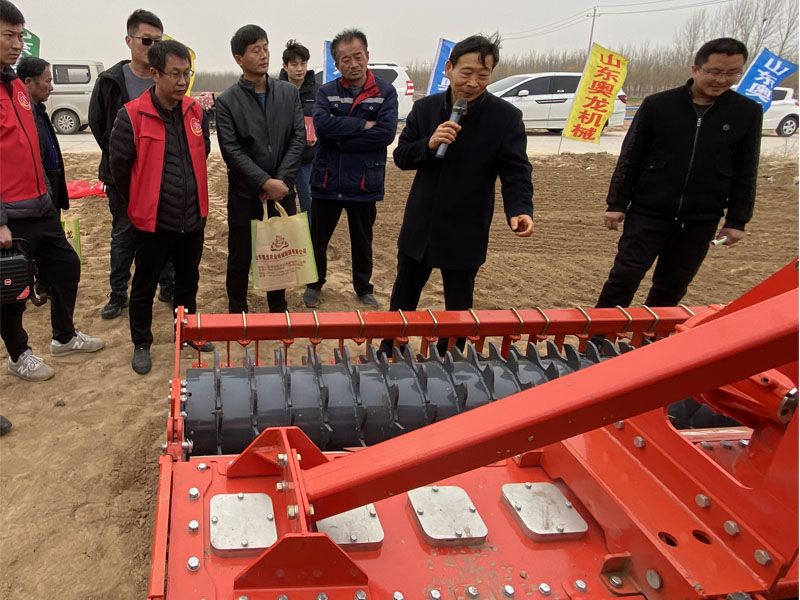 山東奧龍參加陽谷縣高性能播種機演示現(xiàn)場會